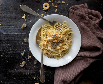 Spaghetti quadrati con crema di stracciatella, crumble di taralli e capperi di Pantelleria