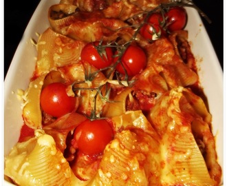 Muszle (conchiglie) nadziewane mięsem mielonym w sosie pomidorowym