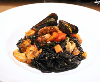 Spaghetti al nero di seppia con frutti di mare - schwarze Spaghetti mit Meeresfrüchten