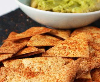 Smart tortilla chips met guacamole dip