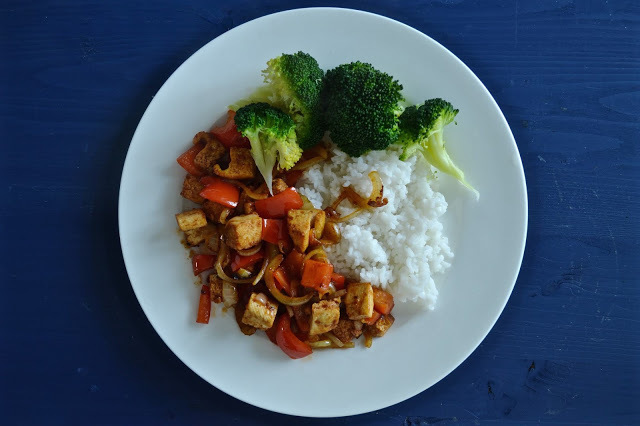 smażone tofu z sosem sojowym