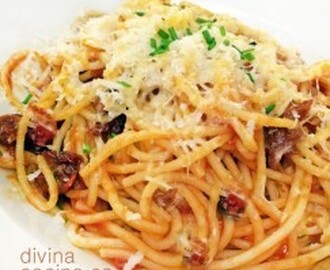 Espaguetis con tomates secos y anchoas