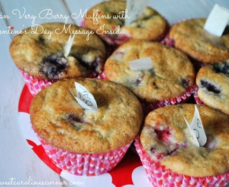 Vegan Very Berry Muffins with Valentine's Day Message Inside (Muffins Vegano de Frutinhas com Mensagem do Dia dos Namorados Por Dentro)