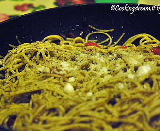 Spaghetti aglio olio e peperoncino con paté d’olive e pomodorini