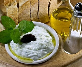 Salsa tzatziki: la ricetta originale greca e le varianti per l’insalata