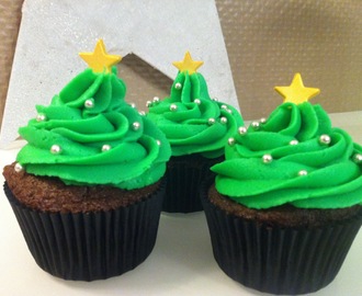 Weihnachtsbaum- und Weihnachtsmann-Cupcakes!