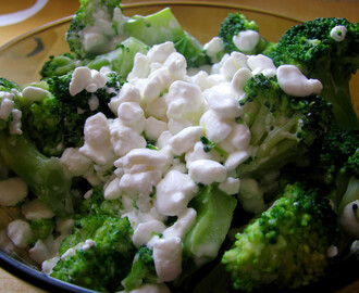 Dietetyczna sałatka z brokułów i serka wiejskiego