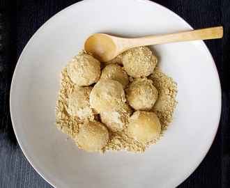 Kinako dango (rice dumplings with sweet roasted soy flour)