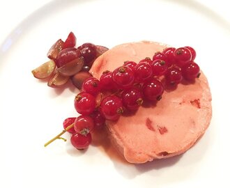Zet in 3 minuten een fantastisch dessert van sorbetijs met rood fruit op tafel