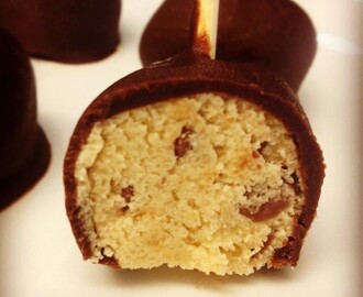 Recept: Chocolate chip cookie dough cake pops!