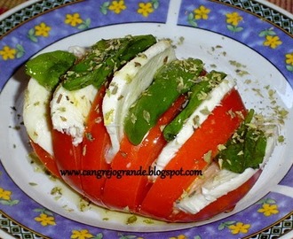 Ensalada Caprese, tomate, mozzarella y albahaca.
