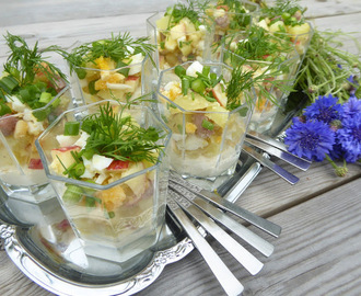 Matjessill i glas med pepparrotsgrädde och äpple