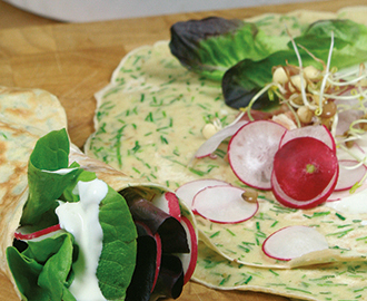 Frühlingsfladen mit Schinken, Salat, Radieschen und Sprossen