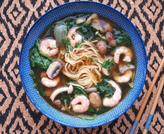 Simpele noodle soep met garnalen, paddenstoelen en spinazie