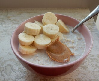 Havermout ontbijtje met banaan en pindakaas