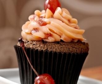 Cupcake de chocolate com recheio de brigadeiro de cereja
