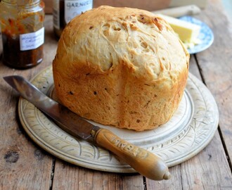 Perfect for Christmas Sandwiches: Garlic and Shallot Country Style Bread (Breadmaker)