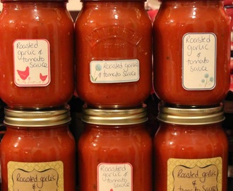 HOME PRESERVED ROASTED GARLIC AND RED PEPPER TOMATO SAUCE
