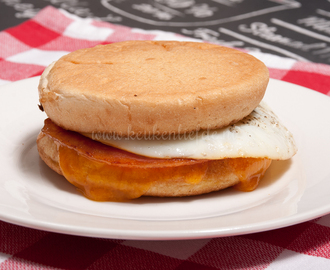 Ontbijtmuffin met ei en bacon