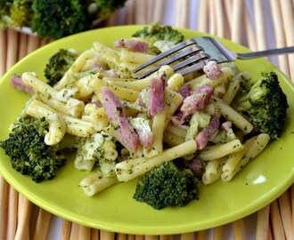 Pasta con broccoli, pancetta e mandorle