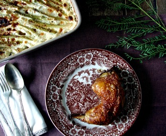 Pernas de frango assadas com gratinado de batata e alho francês baby . Roasted chicken thighs with potato and baby leek gratin