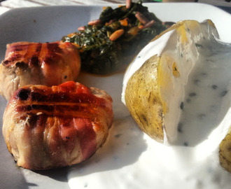 Ofenkartoffel mit Schweinefilet und Spinat