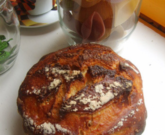 Tradition et modernité : pain au levain mais à la machine à pain, cuisson à la cocotte en fonte.