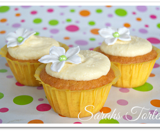 Sauer macht lustig: Zitronen-Cupcakes mit Lemon Curd Frosting