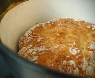 Vaivaamaton leipä (Ja vaivattomin kotona tehty leipä ikinä?)