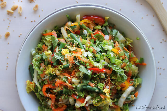 Thaise salade met sesam-knoflook dressing