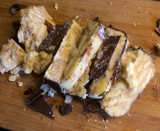 Witte arretjescake met chocoladetopping en kokos