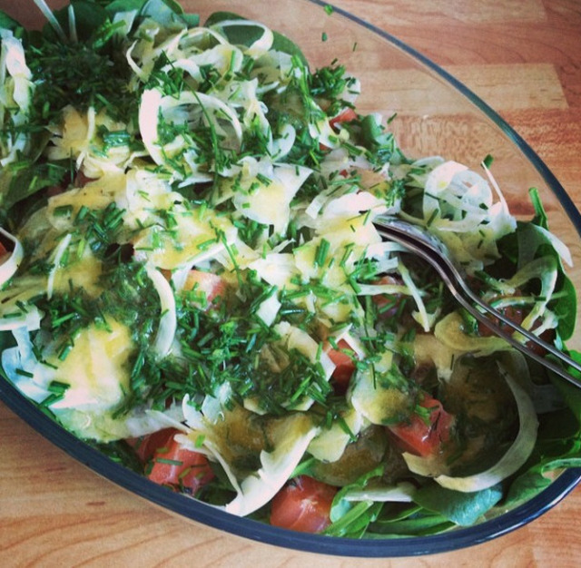 Inspirerad salad - gravad lax, spenat, fänkål, gräslök och dijonvinaigrette
