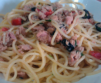 Spaghetti con tonno pomodorini e olive nere