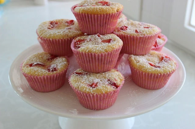 Muffins med vit choklad, jordgubbar och vaniljkräm