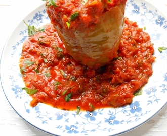 Gevulde groene paprika met gehakt en tomatensaus