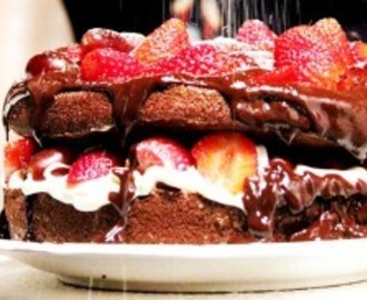 Naked cake de chocolate com frutas vermelhas