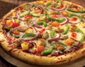 Pizza met groenten en vlees 
