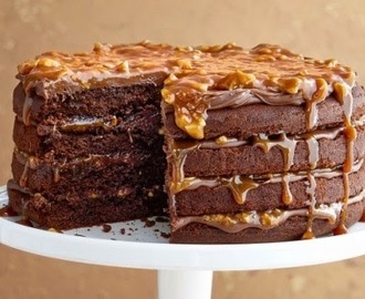 Csokoládés karamellszelet – mogyorós finomság, jobb mint a cukrászdai sütik!