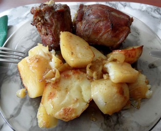 Fűszeres sült pulykanyak vele sült krumplival, hagymákkal