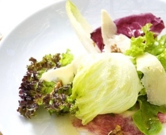 Salada de Verdes com Carpaccio de Figo, Nozes, Parmesão e Vinagrete de Mel