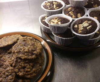 Chokladmuffins med vit choklad kross och Chocolate chip cookies.