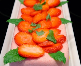 Frusen jordgubbstårta med vit chokladmousse och maräng.