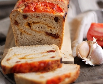 {Rezept} No-Knead Cheddar-Tomaten-Knoblauch-Brot | Synchronbacken #20
