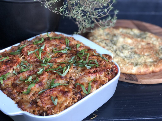 Macaroni ovenschotel met gehakt, kruidige tomatensaus en kaas - Familie over de kook