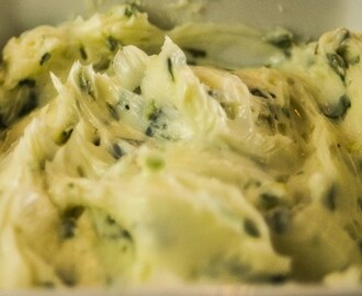 Receita de Manteiga de Alho, aprenda como fazer uma manteiga simples e fácil com alho e a manteiga que se juntam para fazer uma pasta deliciosa e cremosa.