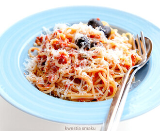 Spaghetti z tuńczykiem, anchois i pomidorami