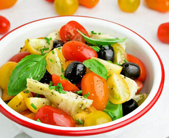 Salade van cherrytomaatjes, artisjokkenharten, zwarte olijven en verse kruiden