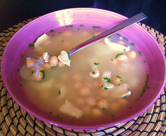 Sopa de arroz de konjac shirataki con garbanzos y pollo