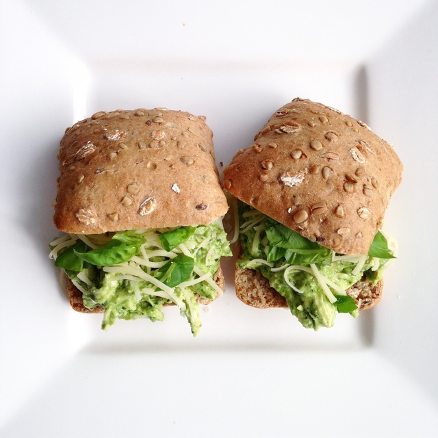 Gezonde lunch: Speltbroodjes met home-made kip-pestosalade