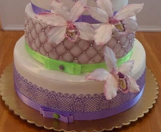 Lila-lime emeletes menyasszonyi torta, wakeboardos, torta és a motörhead téma a tortán megjelenítve